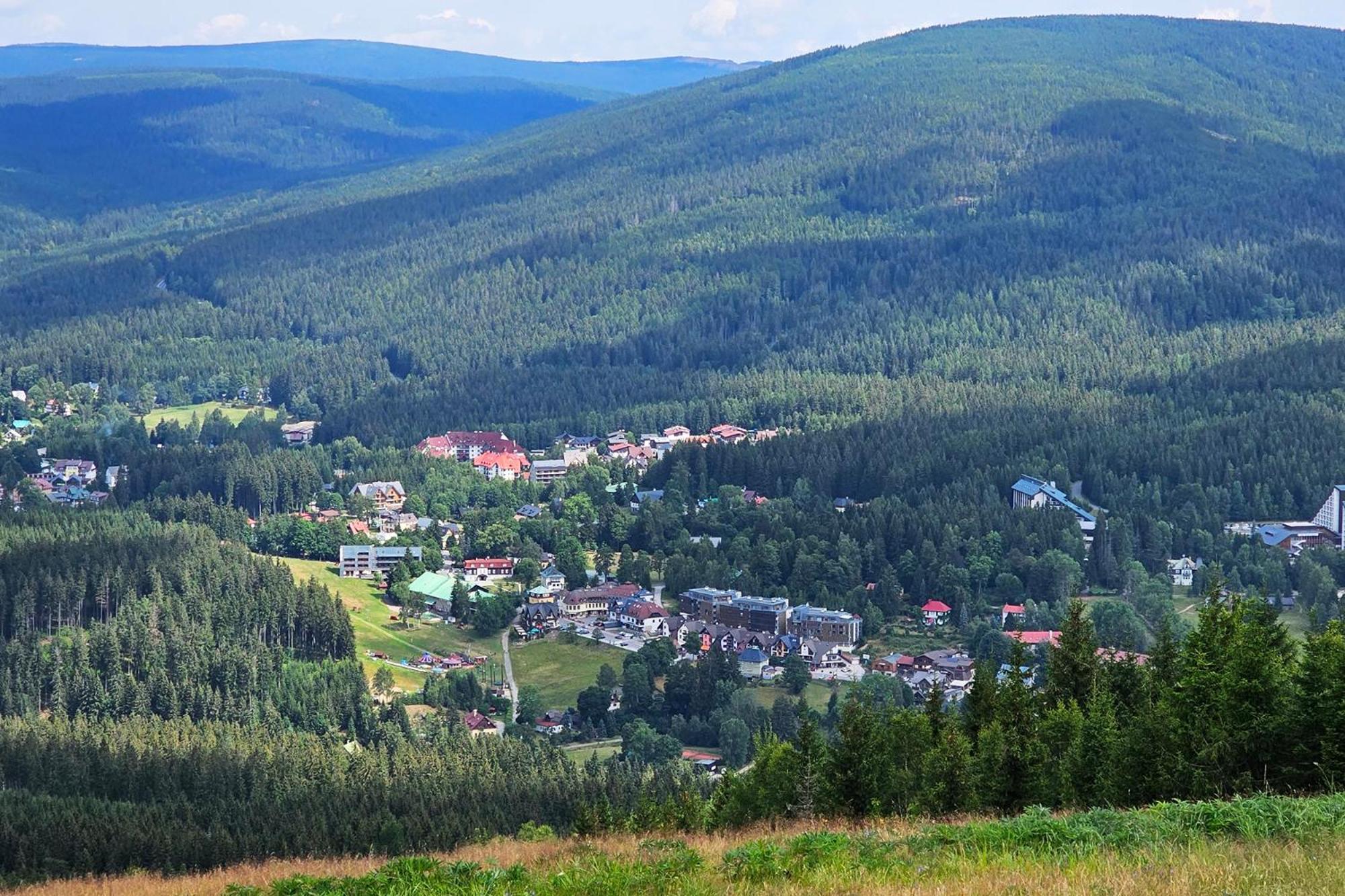 Enjoy Harrachov - Atraktivní slunné studio Čertovka v centru Harrachova s herní konzolí, Netflix, jedinečným výhledem na Čertovu horu a areál skokanských můstků se sjezdovkou Extérieur photo
