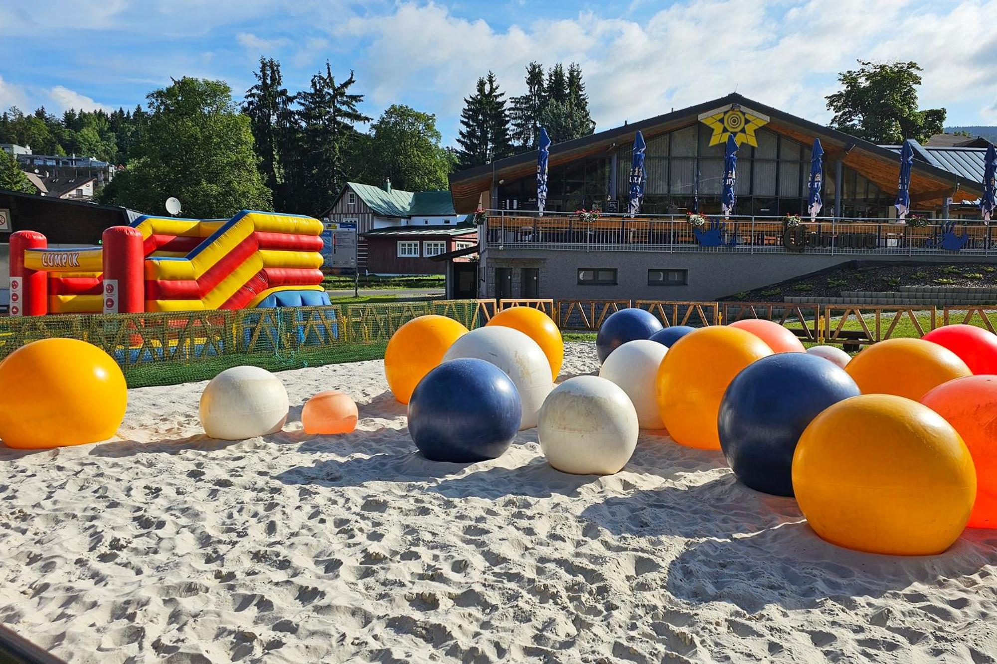 Enjoy Harrachov - Atraktivní slunné studio Čertovka v centru Harrachova s herní konzolí, Netflix, jedinečným výhledem na Čertovu horu a areál skokanských můstků se sjezdovkou Extérieur photo